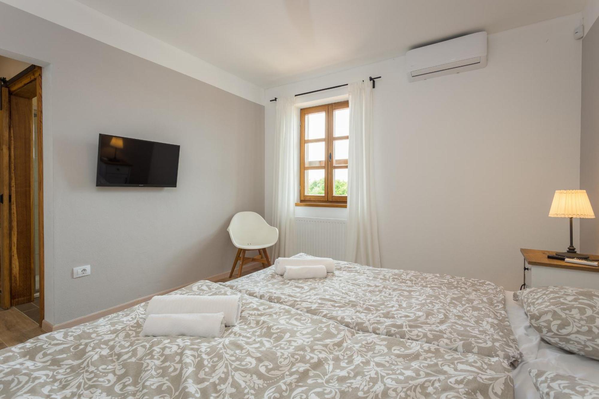 Villa Cirka In Central Istria For 14 Persons With Pool Heating & Pool Table Svetvincenat Luaran gambar